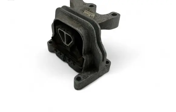 Volkswagen Polo V 6R Engine mounting bracket 6C0199262D 27092016 XA4TAEG703470