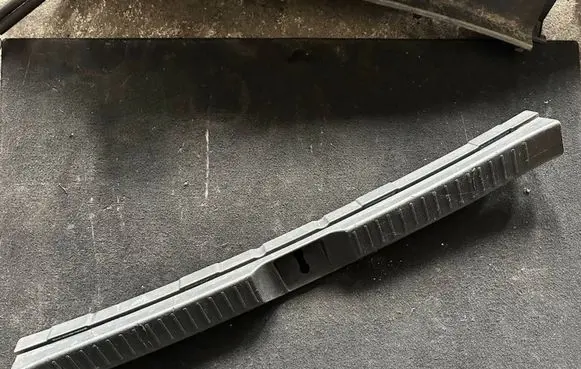 Toyota Corolla Verso AR10 Trunk/boot sill cover protection 647160F010
