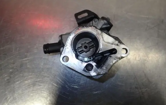 Nissan Juke I F15 Vacuum pump