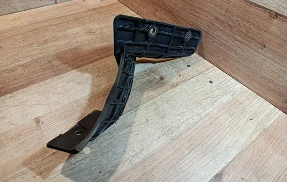Citroen C4 Cactus Fender mounting bracket 9805295480