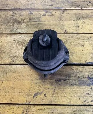 BMW 5 E60 E61 Engine mount bracket 6761092 15934612 586312