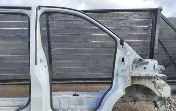Renault Trafic III (X82) Sill PRAWY