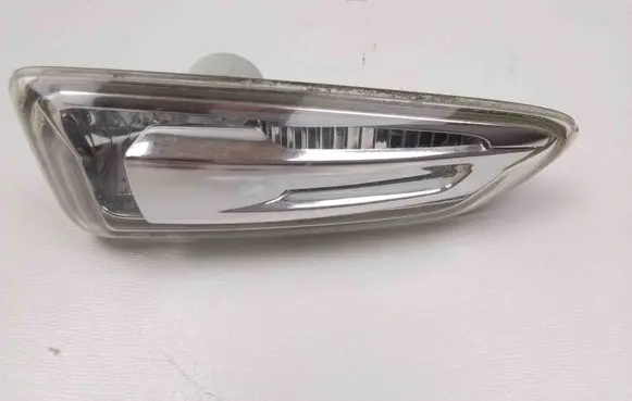Front fender indicator light