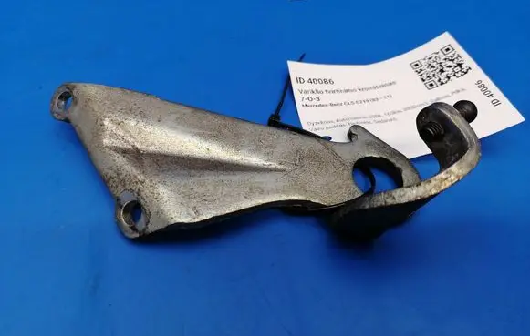 Mercedes-Benz CLS C219 Engine mounting bracket A6422240443