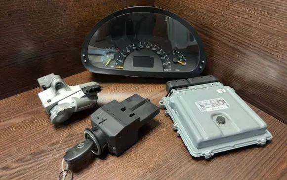 Mercedes-Benz Vito Viano W639 Engine control unit/module 6421503277 0281013475