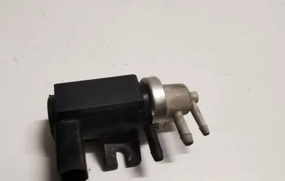 Volkswagen PASSAT B5.5 Vacuum valve 