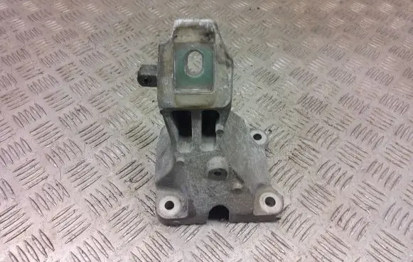 Land Rover Range Rover Sport L494 Engine mounting bracket