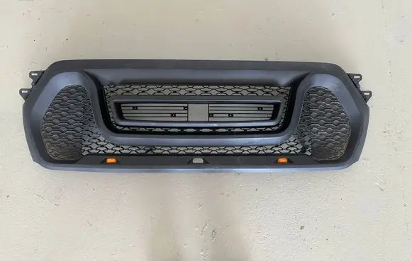 Dodge RAM 1500 DS Front bumper upper radiator grill 6NM18SZ0AA
