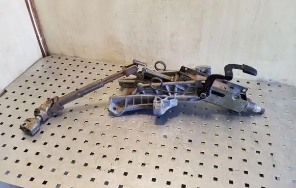 Ford C-MAX I Steering wheel axle 4M513C529AB