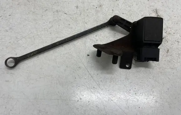 Headlight/headlamp level sensor