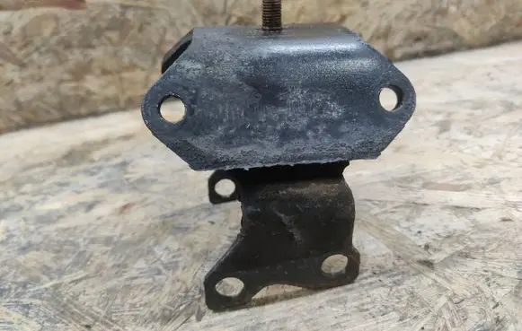 Jaguar XJS Rear differential mounting bracket 
