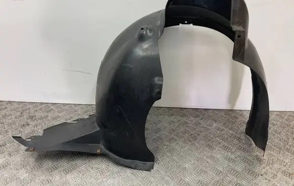Front wheel arch liner splash guards
