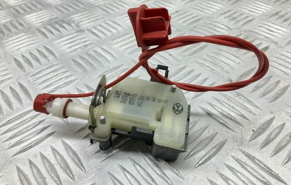 Fuel tank cap lock