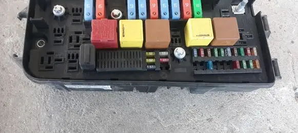 Opel Signum Fuse module 13144709