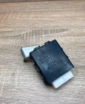 Toyota Prius (XW30) Window wiper relay 8594047020 4230001111