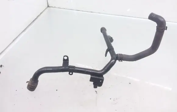 Volkswagen PASSAT B6 Engine coolant pipe/hose 038121065