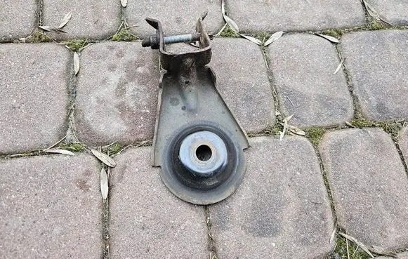 Opel Zafira C Front bumper mounting bracket 