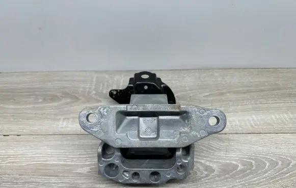 Toyota RAV 4 (XA50) Engine mount bracket