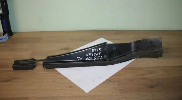 Nissan X-Trail T30 Fender mounting bracket 631308H300