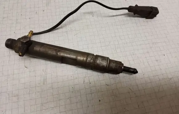 Volkswagen PASSAT B4 Fuel injector 028130201J