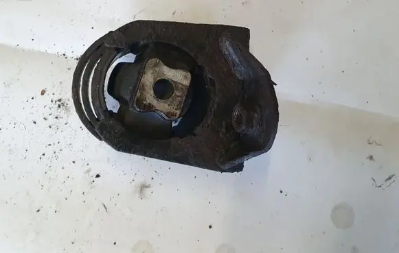 Toyota Corolla Verso E121 Engine mount bracket NOCODE