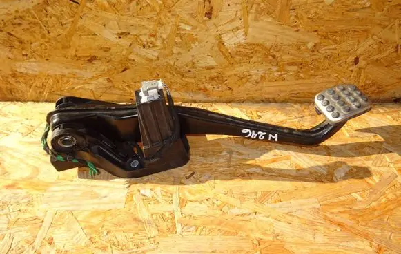 Mercedes-Benz B W246 W242 Brake pedal A2462920208