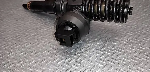 Volkswagen Polo III 6N 6N2 6NF Fuel injector 045130073T