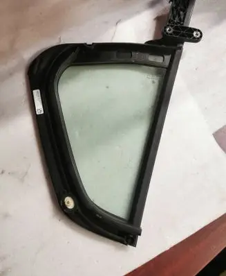 Rear vent window glass