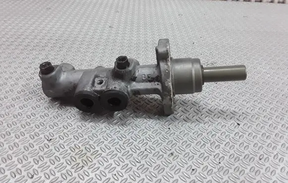 Volkswagen Polo IV 9N3 Master brake cylinder