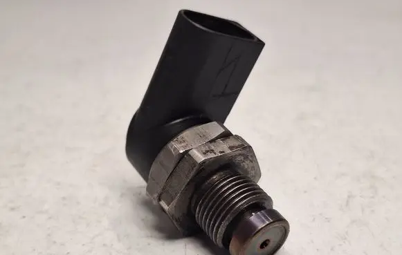 BMW 7 E65 E66 Fuel pressure sensor 0281002497 13537787167