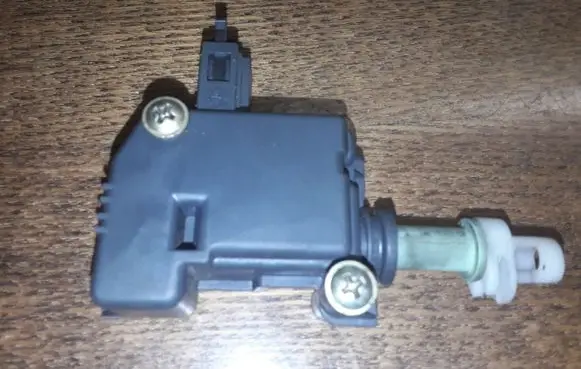 Toyota Avensis T220 Fuel tank cap lock 7703005010