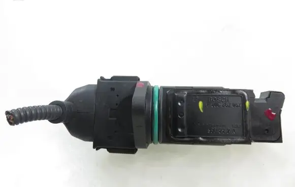 BMW 3 E46 Mass air flow meter F00C2G2062
