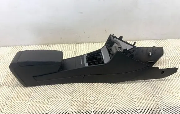 Volkswagen PASSAT CC Center console