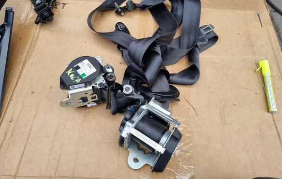 Ford Kuga III Front seatbelt L005794