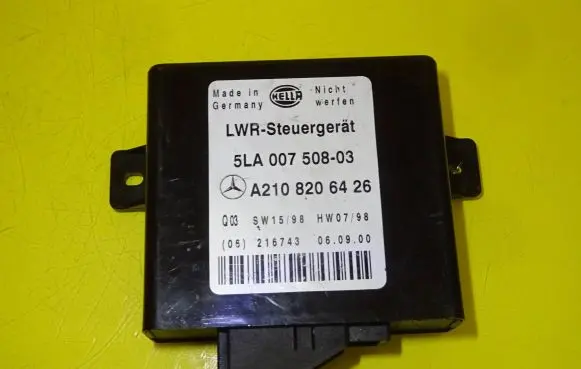 Mercedes-Benz E W210 Light module LCM A2108206426 5LA007508-03
