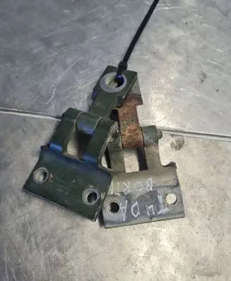 Volkswagen Transporter - Caravelle T4 Rear door upper hinge 729841516