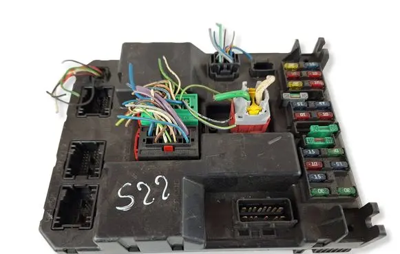 Peugeot 307 CC Fuse module 9651196880