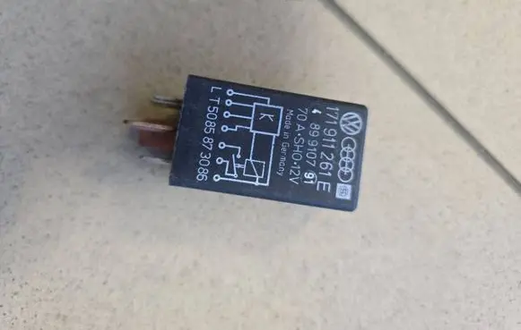 Volkswagen PASSAT B6 Other relay 171911261E LT5085873086