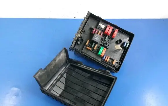 Volkswagen Golf V Fuse box set 1K0937125A