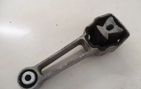 Volvo V70 Engine mount bracket