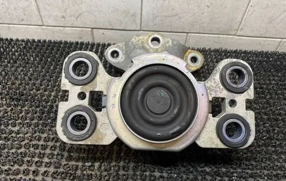 Engine mount bracket
