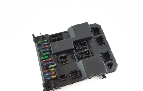 Peugeot 307 Fuse module 9651197680A 9651196980A