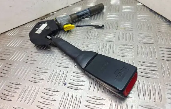BMW 5 E39 Front seatbelt buckle 8240043