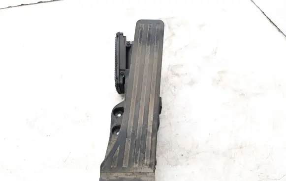 Mercedes-Benz C W205 Accelerator throttle pedal A2223002300 A2C73660911 152400021