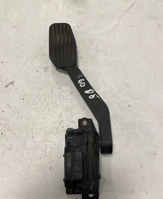 Accelerator throttle pedal