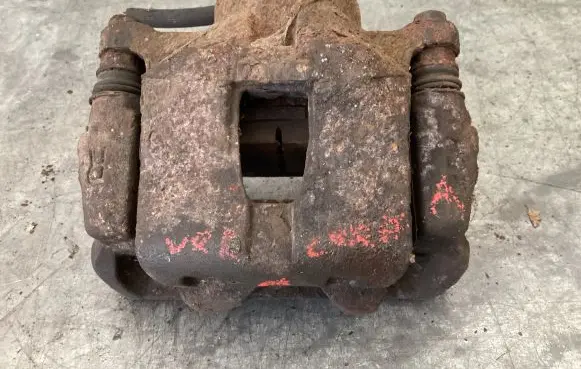 Toyota Corolla Verso E121 Front brake caliper