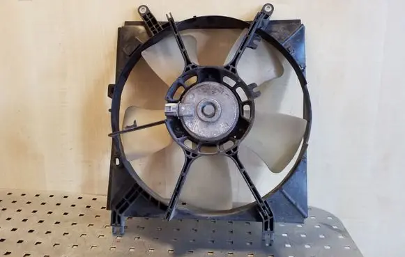Toyota RAV 4 (XA20) Radiator cooling fan shroud