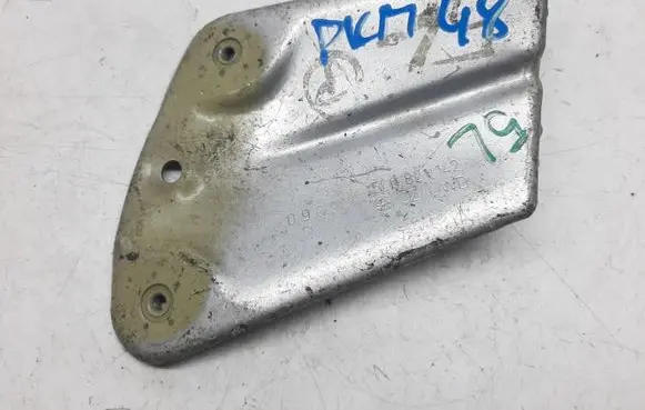 Skoda Yeti (5L) Fender mounting bracket 5L0821142