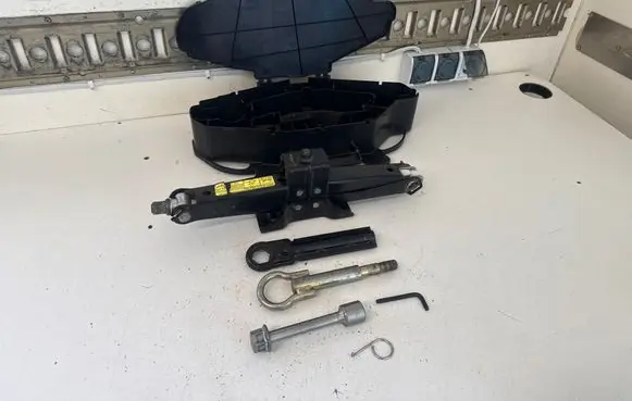 Opel Vivaro Tool set 8200301002 212193 93852218