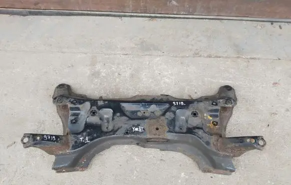 Toyota Yaris Engine mounting bracket